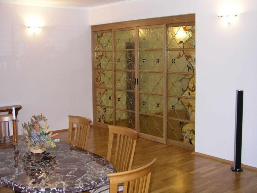 Перегородка для гостиной с цветным стеклом и декоративными вставками Хабаровск