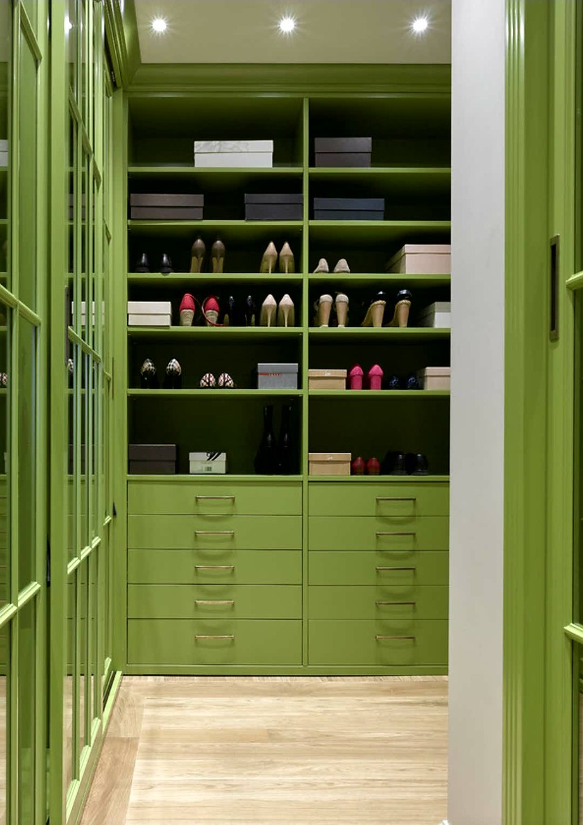 Г-образная гардеробная комната в зеленом цвете Хабаровск