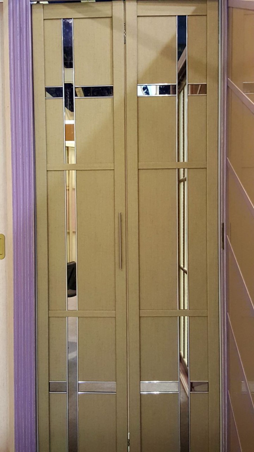 Двери гармошка шпонированные с зеркальным декором Хабаровск