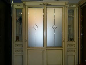 Классический шкаф купе массив с фацетными зеркалами и гравировкой Хабаровск