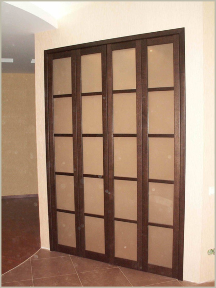Двери гармошка с матовым стеклом и накладными разделителями Хабаровск